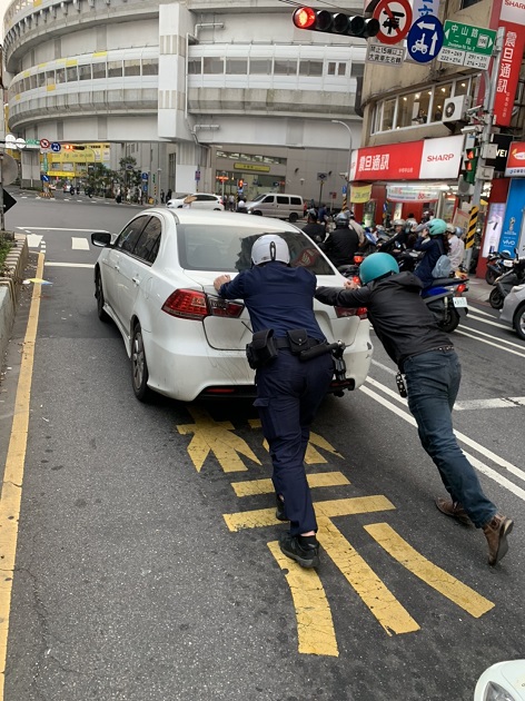 車輛拋錨卡路中 中和警神力推車解壅塞 | 文章內置圖片