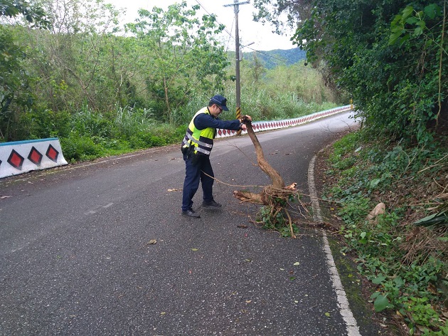 维护道路安全不遗余力 玉警排除路障保平安 | 文章内置图片