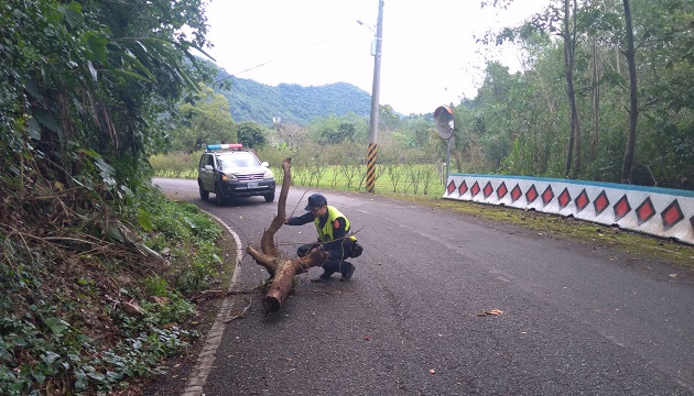 维护道路安全不遗余力 玉警排除路障保平安