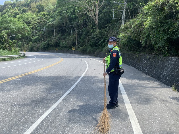 玉警即時清除路障 有效防止交通事故 | 文章內置圖片