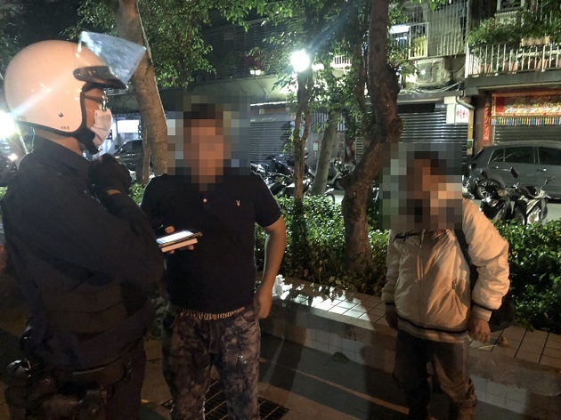 醉倒卧睡草丛吓坏路人 暖警帮醉翁找到回家路 | 文章内置图片