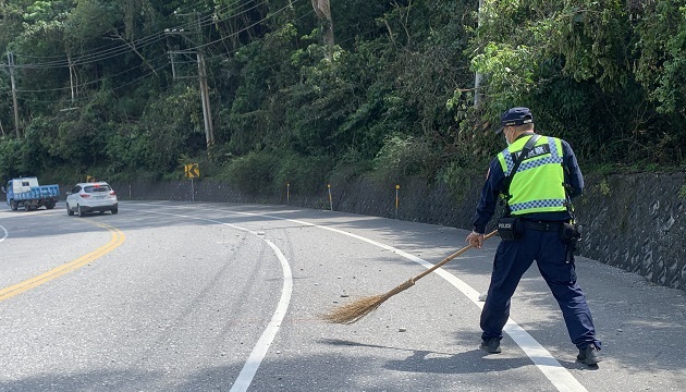 玉警即時清除路障 有效防止交通事故