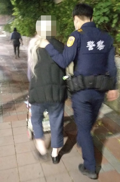 老妇出门买菜却迷途 三重警徒步护送返家 | 文章内置图片