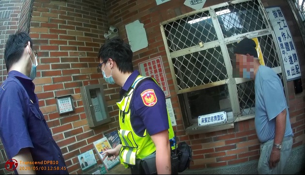 8旬翁佇足路口回不了家 土城警愛心動員協助返家 | 文章內置圖片