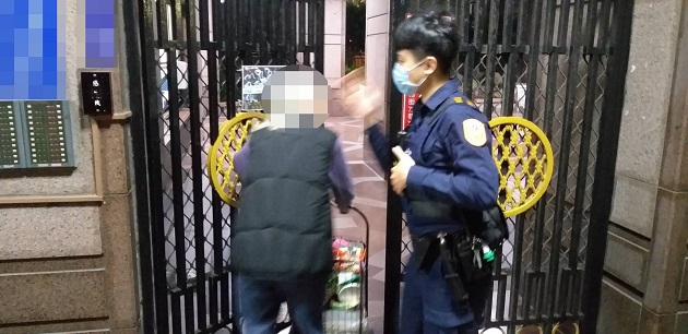 老妇出门买菜却迷途 三重警徒步护送返家 | 文章内置图片