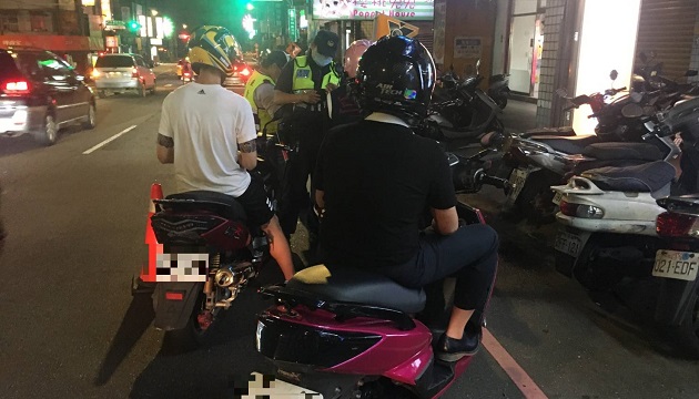 環警聯合抓改裝噪音車 新店警2小時取締31台