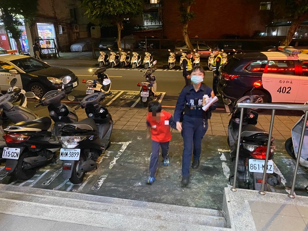 警巡超商见男童独留有异，暖警助返家 | 文章内置图片