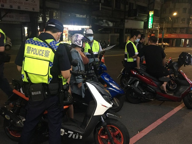 環警聯合抓改裝噪音車 新店警2小時取締31台 | 文章內置圖片