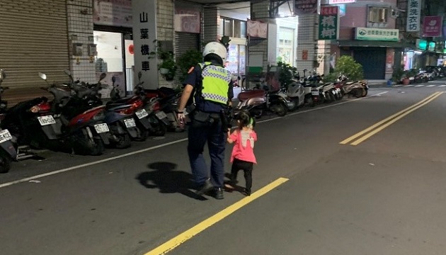 3歲女童迷路 暖心員警協助返家