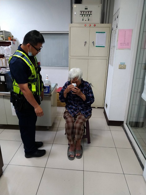 八旬老妇迷走交流道好危险 新店警解围 | 文章内置图片