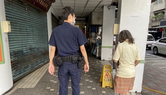 永和警熱心替失智婦找到回家的路