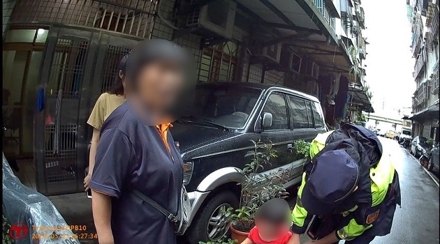 2岁男童雨天迷失 暖心警察哥哥助返家 | 文章内置图片