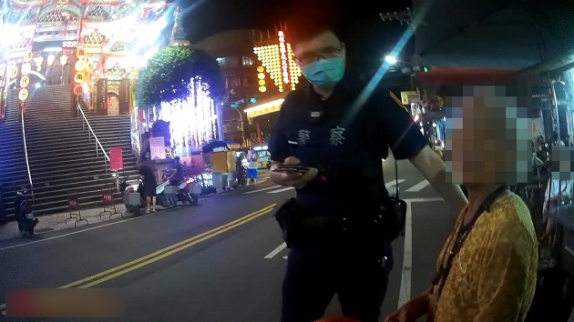 拜庙完老妇忘了回家路 三重警暖心关怀助返家