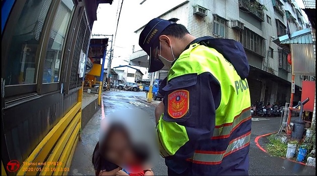 2岁男童雨天迷失 暖心警察哥哥助返家