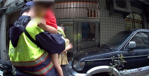 2歲男童雨天迷失 暖心警察哥哥助返家 | 文章內置圖片