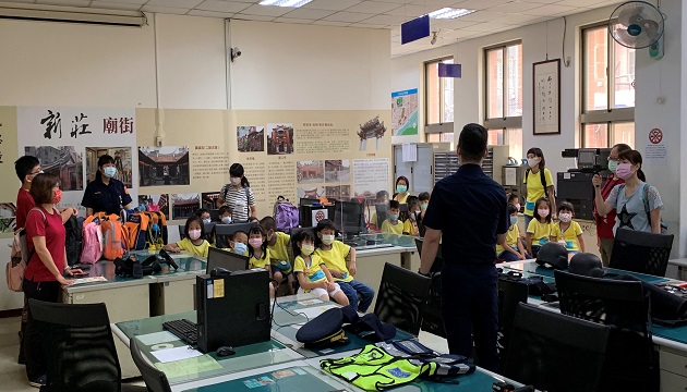 幼儿园学童欢喜参访派出所 新庄警亲切解说