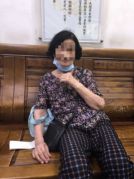 8旬失智老婦蹲坐雨中街旁 板橋暖警關懷助返家 | 文章內置圖片