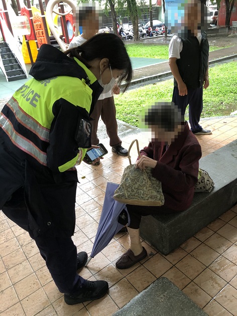 老婦散步迷途警助返家 警溫馨撐傘背影獲盛讚 | 文章內置圖片