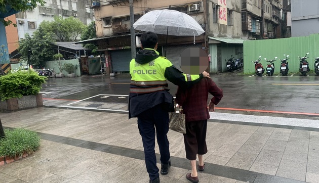 老婦散步迷途警助返家 警溫馨撐傘背影獲盛讚