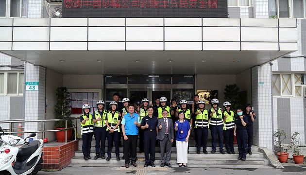 三峡警：最好的礼物 警察节前夕企业捐百顶高係数安全帽 | 文章内置图片