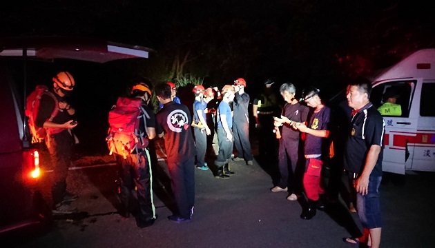 賞夜景登山步道迷失方向 警消暗夜救援