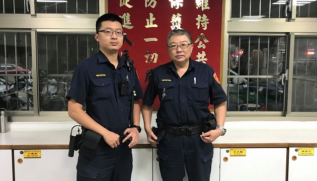 吃甜甜笑咪咪 警暖举让迷途老妇好窝心