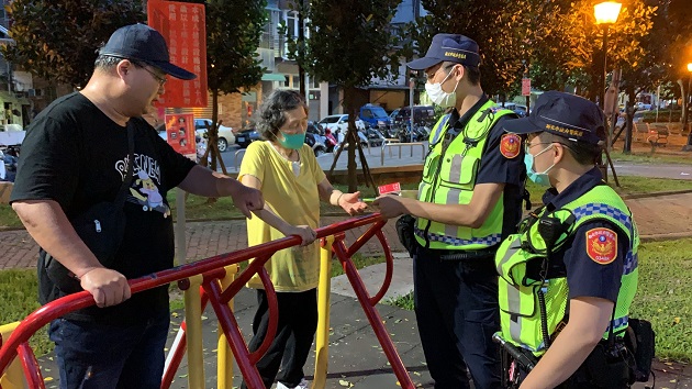 三重警前進公園 宣導長者晨運安全