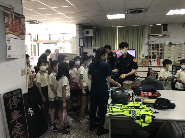 国小学童游警所 甜心女警犯罪预防宣导热情接待 | 文章内置图片