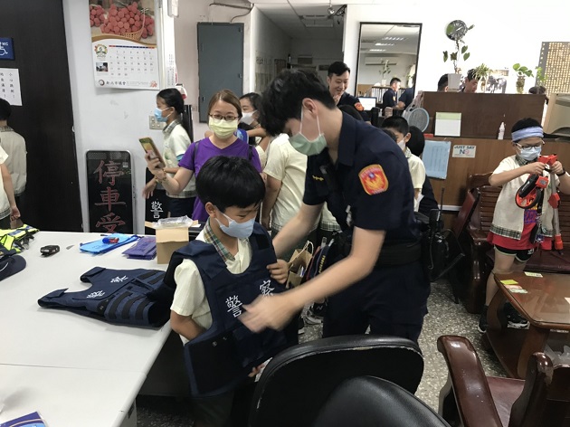 國小學童遊警所 甜心女警犯罪預防宣導熱情接待 | 文章內置圖片