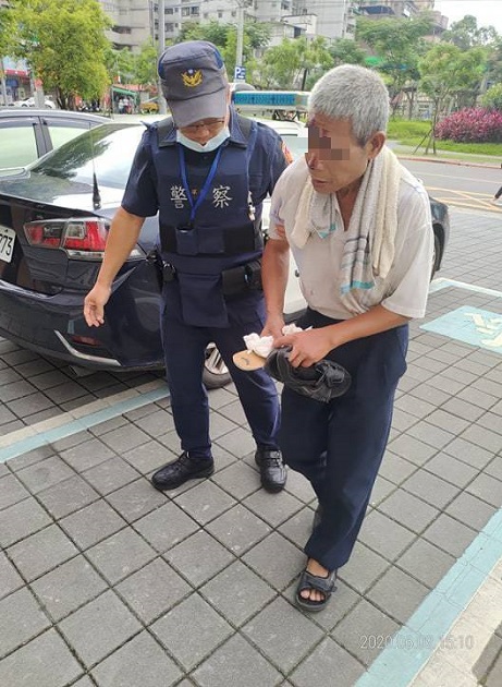 迷途老翁街头游荡 新店暖警帮他找到回家路 | 文章内置图片