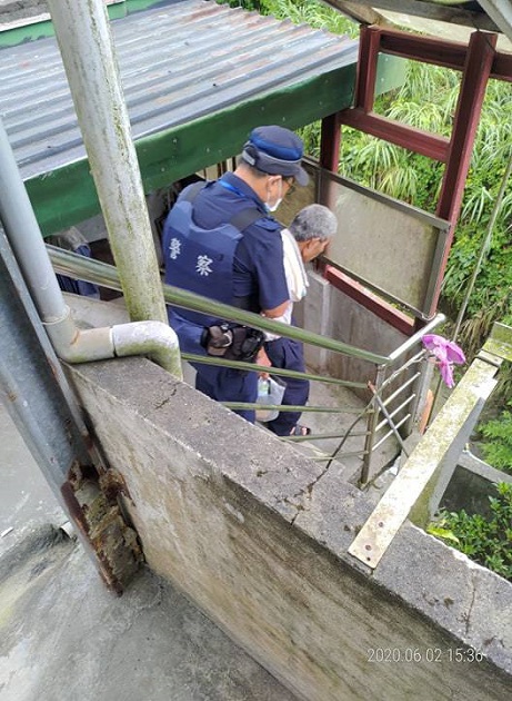 迷途老翁街头游荡 新店暖警帮他找到回家路 | 文章内置图片