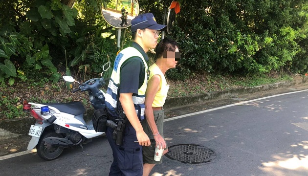 失智老翁低血糖晕倒离家10公里外道路 淡水警温馨照护助返家