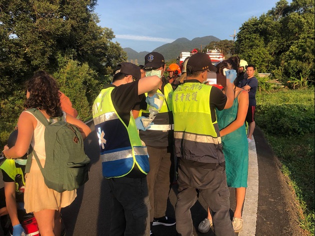 都是逆光惹的禍！女大生車禍口誤墜3米深溝 警急消救援虛驚一場！ | 文章內置圖片