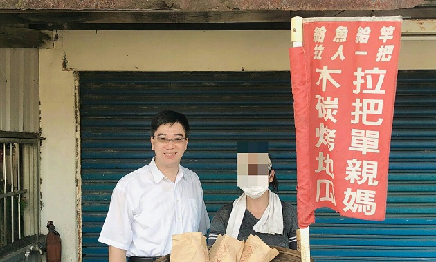 三峽警分局長自掏腰包買光地瓜 讓單親媽提早返家過端午