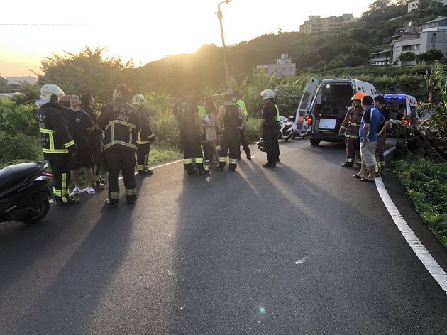 都是逆光惹的祸！女大生车祸口误坠3米深沟 警急消救援虚惊一场！ | 文章内置图片