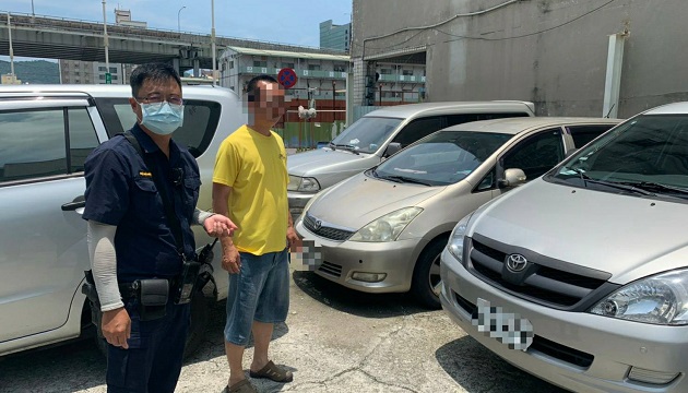 誤認停車位險耽擱港都之旅，熱心警積極協助移置