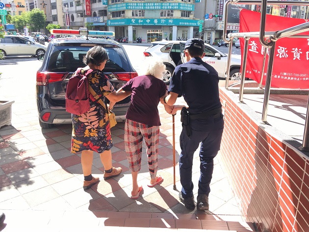 看护忘记上安心手鍊 热心警速助失智妇返家 | 文章内置图片