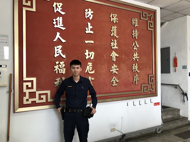 迷途老人徘徊十字路口，愛心警察溫情助返家 | 文章內置圖片