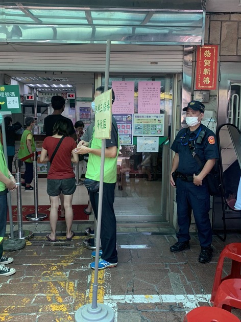 振興三倍劵發放首日湧人潮 淡水警加強安全維護及反詐騙宣導 | 文章內置圖片