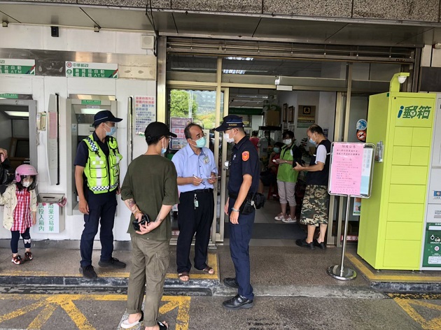 振兴三倍劵发放首日涌人潮 淡水警加强安全维护及反诈骗宣导 | 文章内置图片