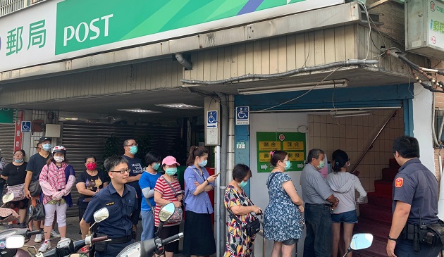 郵局開賣三倍券首日 新莊警機動巡邏協助維護秩序