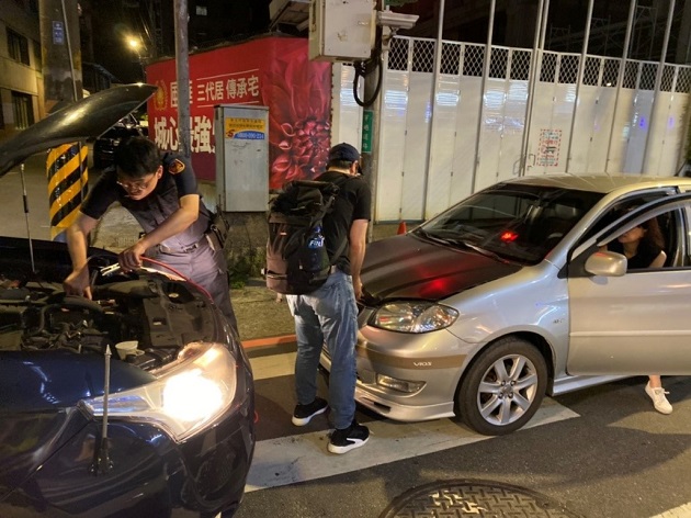 民眾深夜車拋錨手足無措 土城警化身為修車員排除 | 文章內置圖片