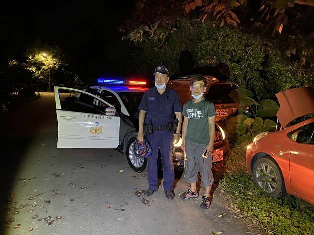 民眾深夜車拋錨手足無措 土城警化身為修車員排除 | 文章內置圖片