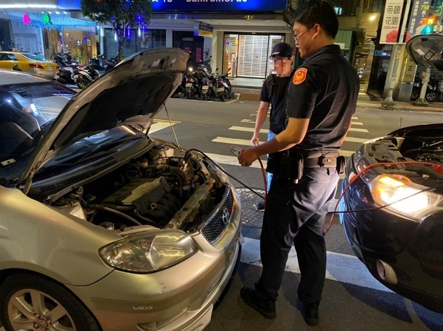 民眾深夜車拋錨手足無措 土城警化身為修車員排除 | 文章內置圖片