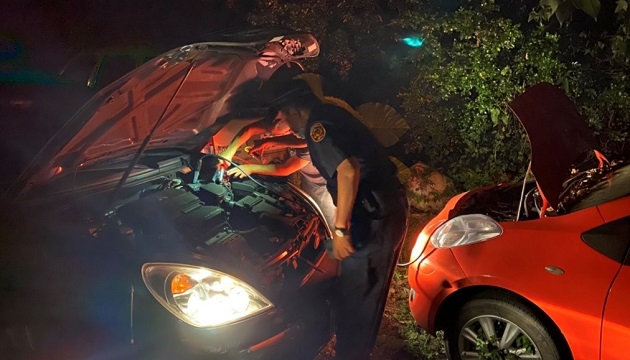 民眾深夜車拋錨手足無措 土城警化身為修車員排除