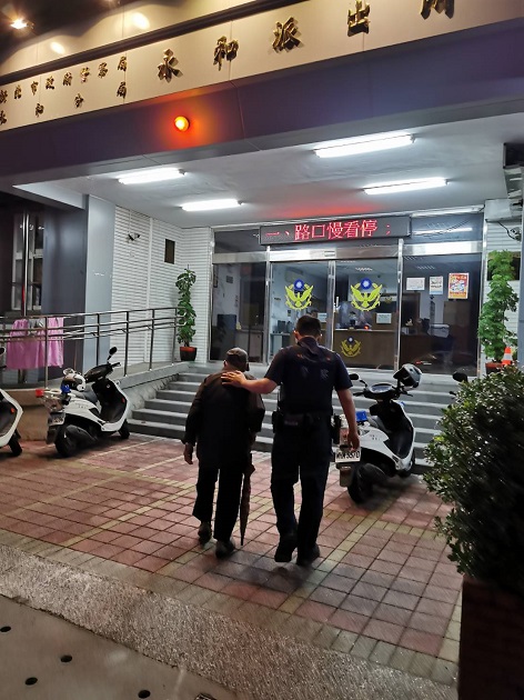 翁逛夜市迷路，警助返家 | 文章內置圖片