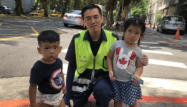 两幼童出门探险，警方护送安全返家