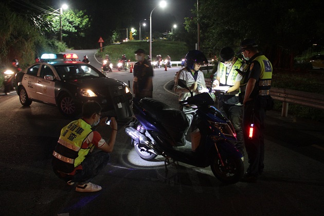 改装噪音车主当心! 淡水环警联手多点同步铁腕取缔 | 文章内置图片