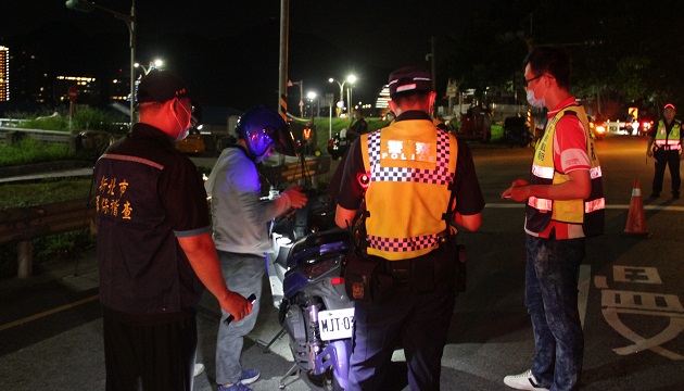 改裝噪音車主當心! 淡水環警聯手多點同步鐵腕取締