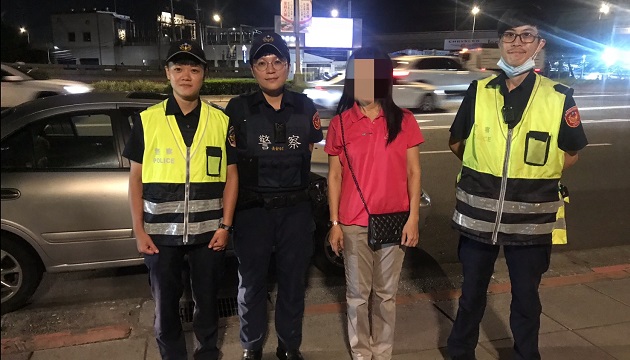 安全帽卡车底动弹不得！警合力抬起车辆